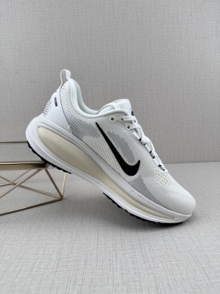 Nike Air Zoom Vomero 18 view 2