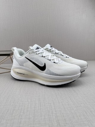 Nike Air Zoom Vomero 18 view 3