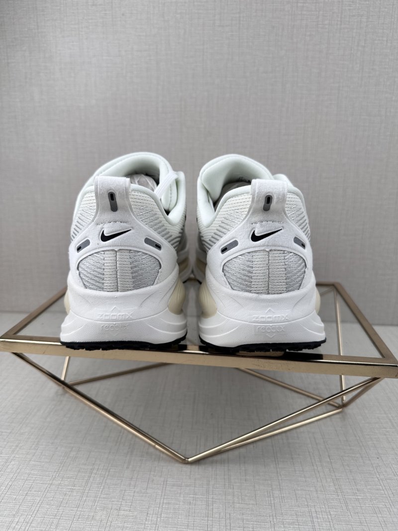 Nike Air Zoom Vomero 18 view