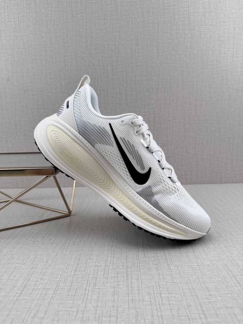Nike Air Zoom Vomero 18 view