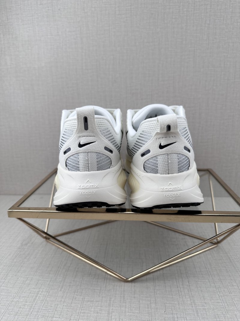 Nike Air Zoom Vomero 18 view