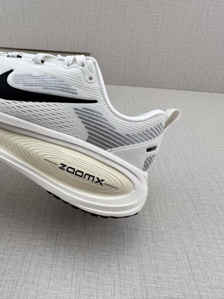 Nike Air Zoom Vomero 18 view 8