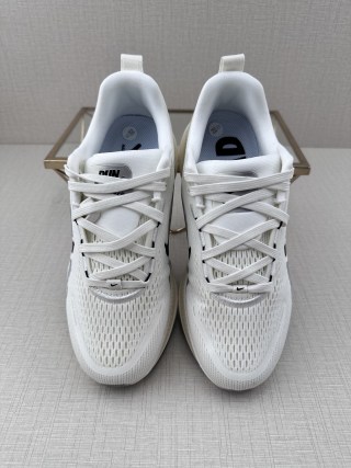 Nike Air Zoom Vomero 18 view 9