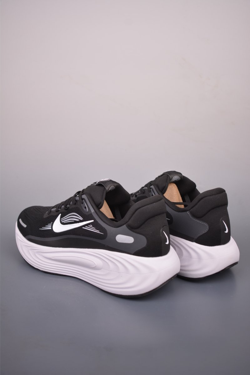Nike Air Zoom Vomero 19 view