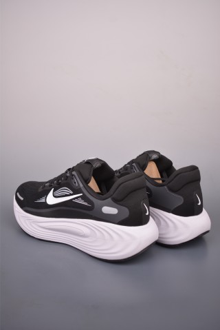 Nike Air Zoom Vomero 19 view 2