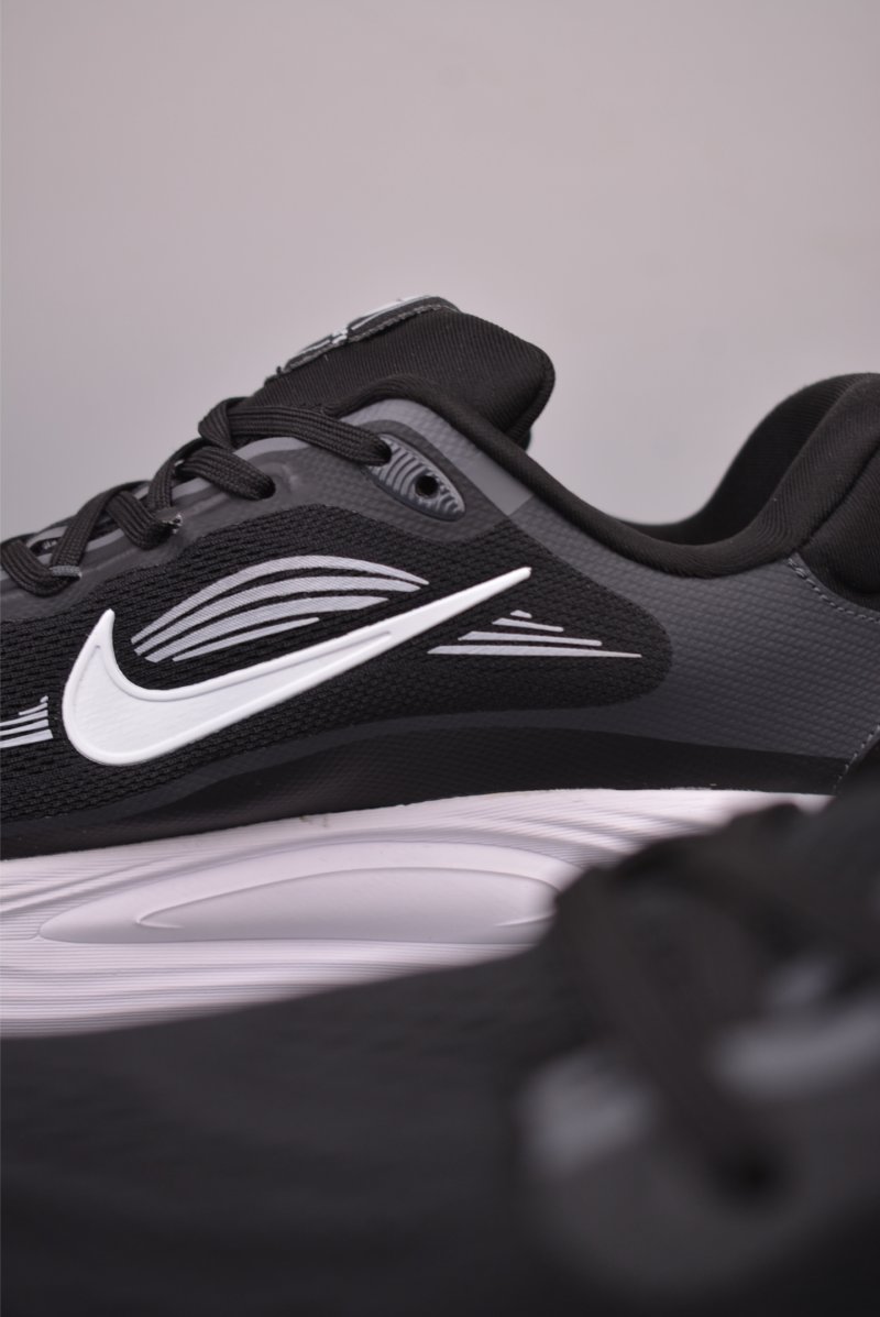 Nike Air Zoom Vomero 19 view