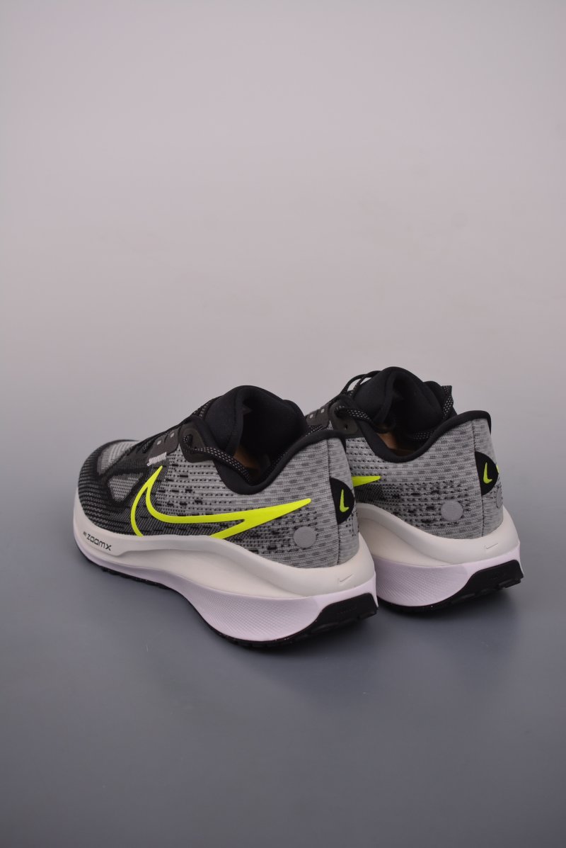 Nike Air Zoom Vomero 17 view