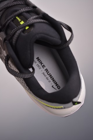 Nike Air Zoom Vomero 17 view 9