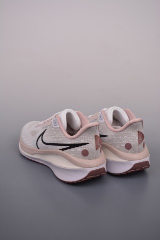 Nike Air Zoom Vomero 17 view 2