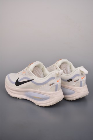 Nike Air Zoom Vomero 18 GTX view 2