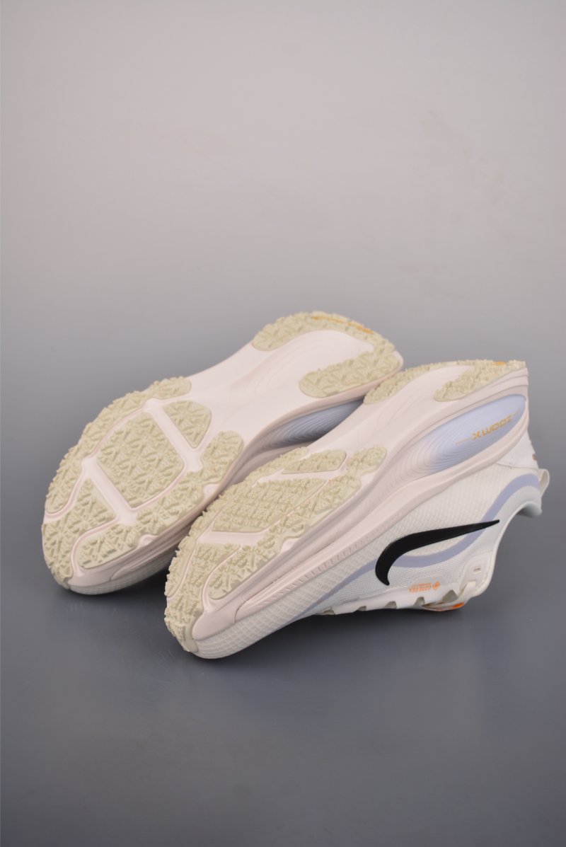 Nike Air Zoom Vomero 18 GTX view