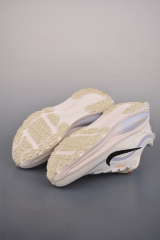 Nike Air Zoom Vomero 18 GTX view 3