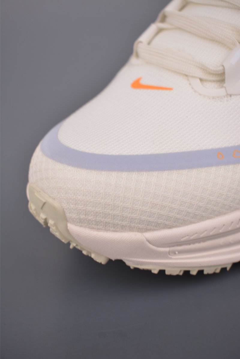 Nike Air Zoom Vomero 18 GTX view