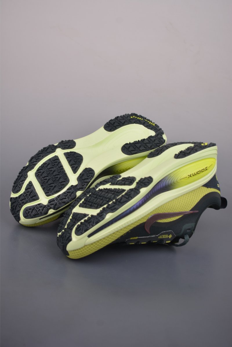 Nike Air Zoom Vomero 18 GTX view