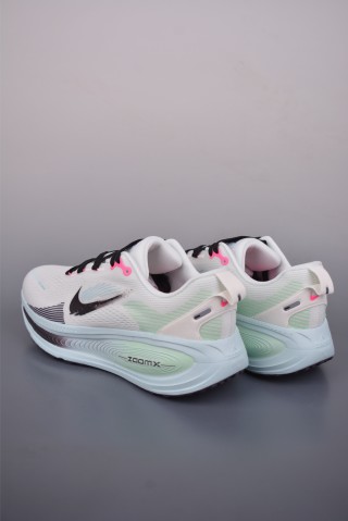 Nike Air Zoom Vomero 18 GTX view 2