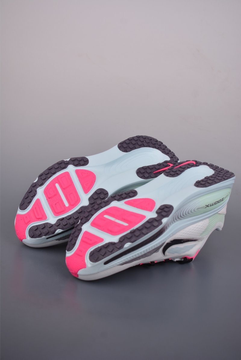 Nike Air Zoom Vomero 18 GTX view