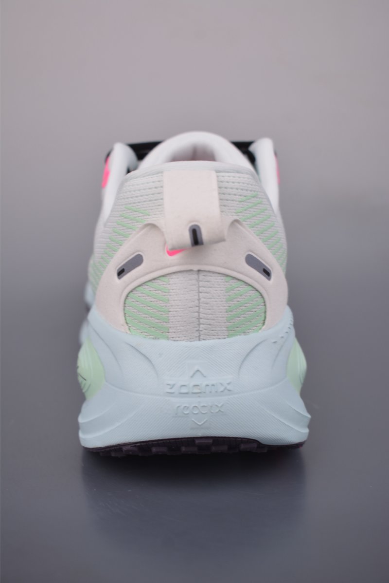 Nike Air Zoom Vomero 18 GTX view