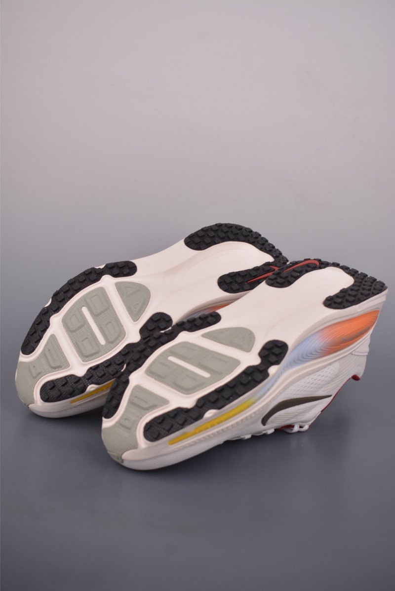 Nike Air Zoom Vomero 18 GTX view