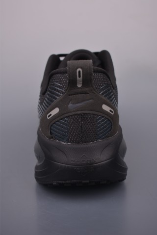 Nike Air Zoom Vomero 18 view 4