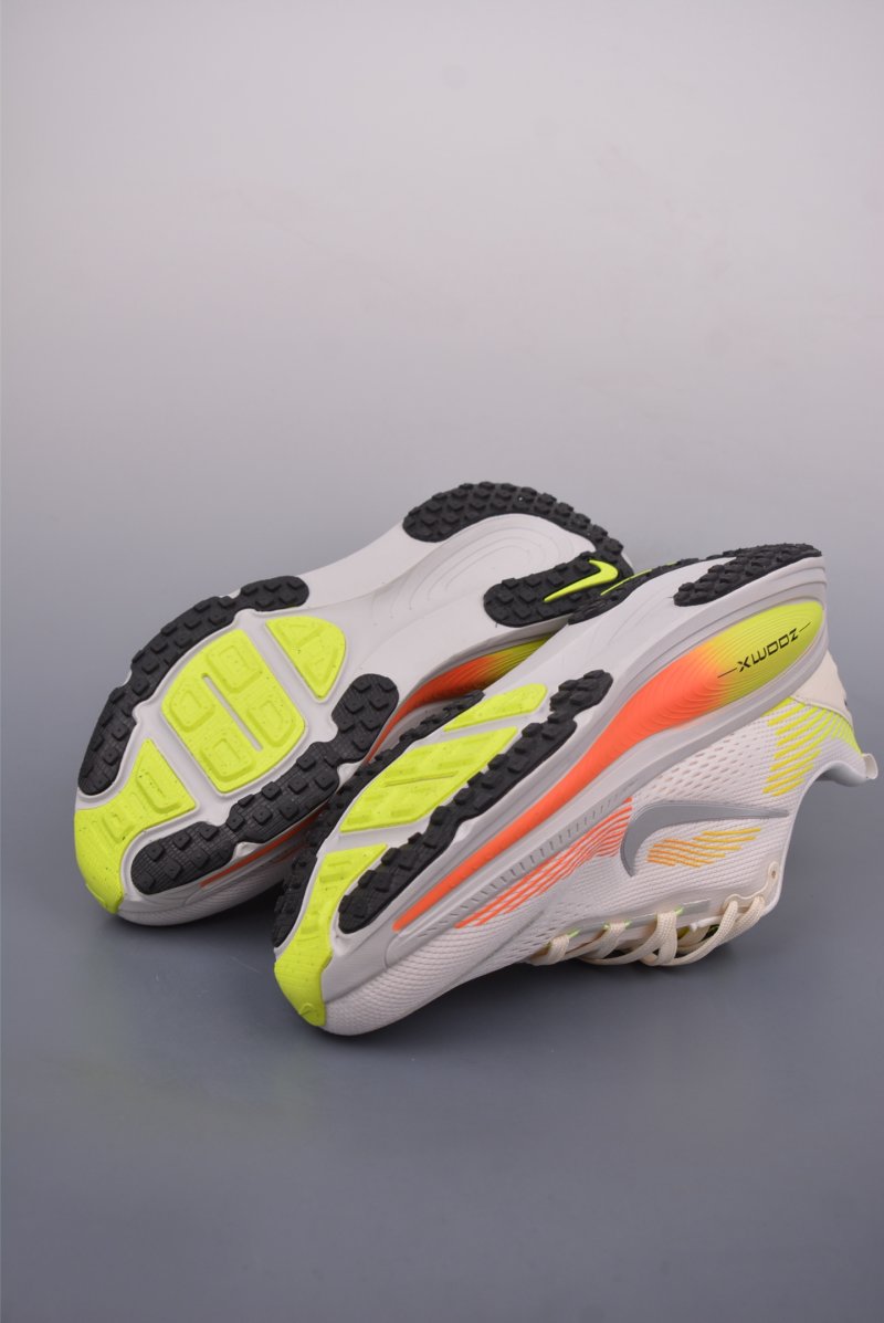 Nike Air Zoom Vomero 18 view