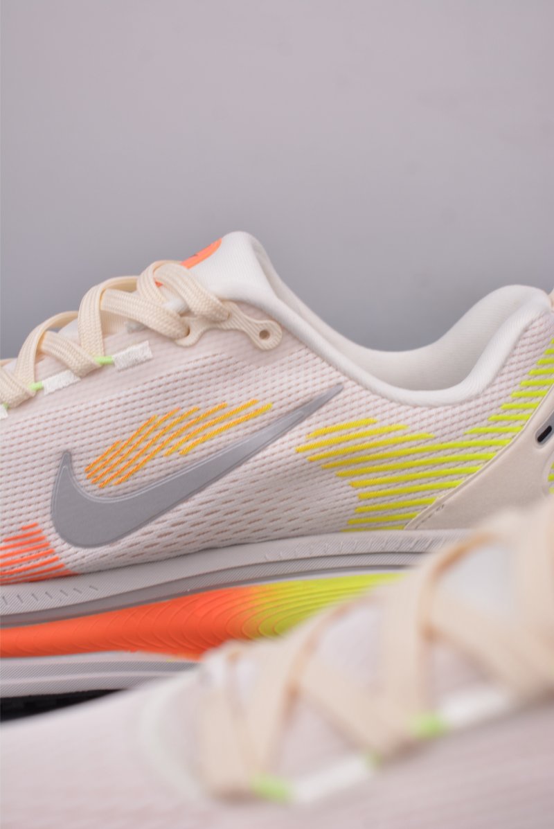 Nike Air Zoom Vomero 18 view