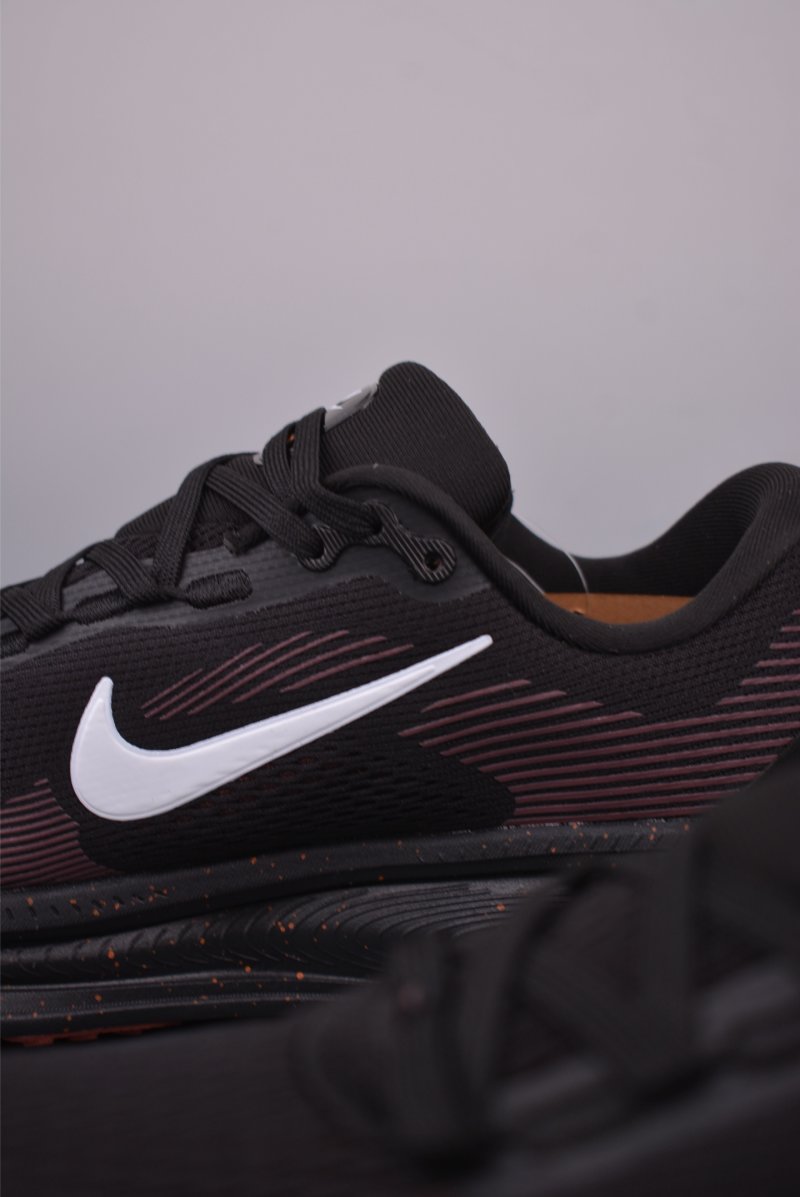 Nike Air Zoom Vomero 18 view