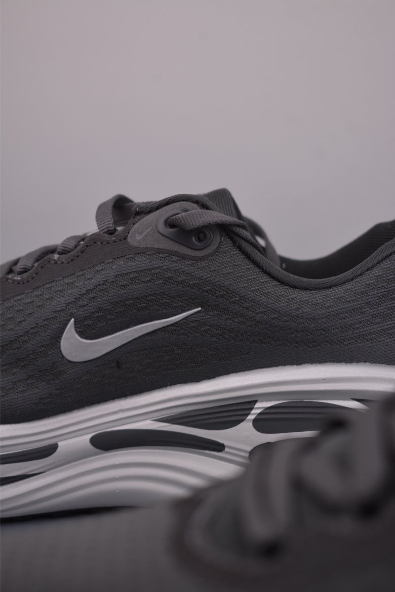 Nike Air Zoom Vomero Plus view