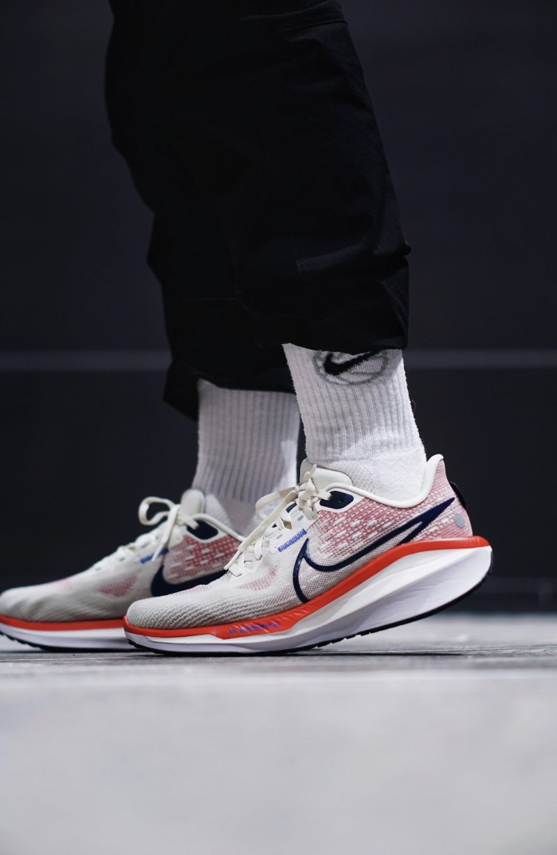 Nike Air Zoom Vomero 17 view
