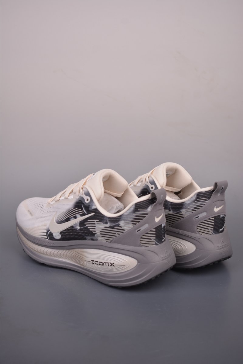 Nike Air Zoom Vomero 18 SE view