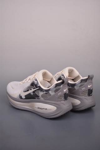 Nike Air Zoom Vomero 18 SE view 2