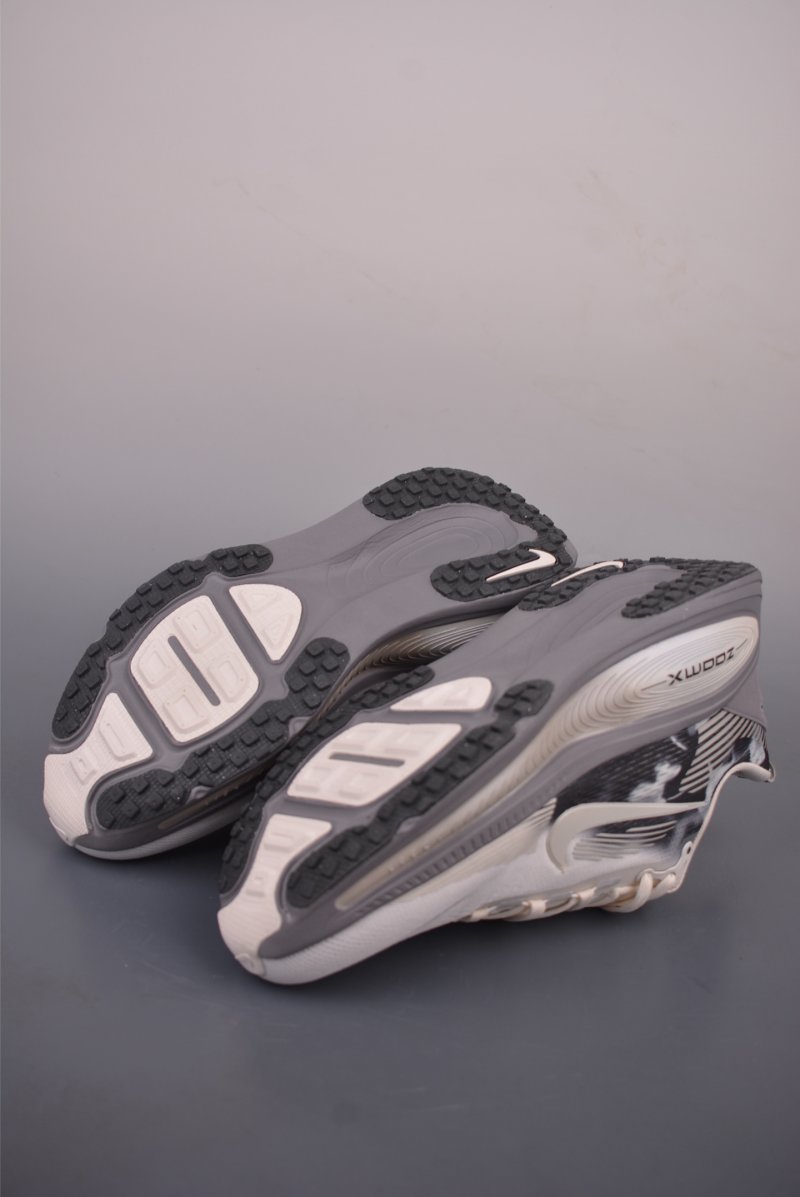 Nike Air Zoom Vomero 18 SE view