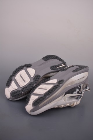 Nike Air Zoom Vomero 18 SE view 3
