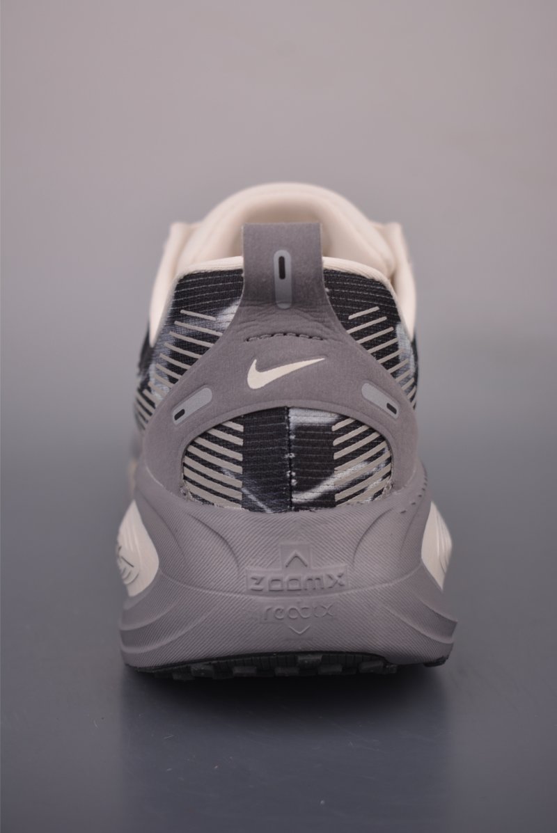 Nike Air Zoom Vomero 18 SE view