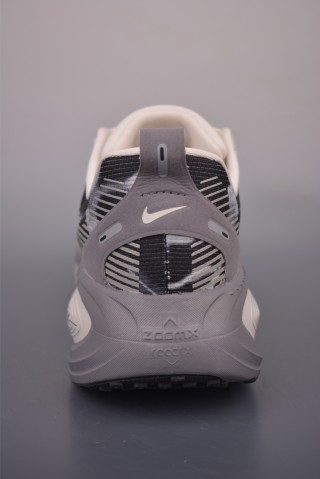 Nike Air Zoom Vomero 18 SE view 4