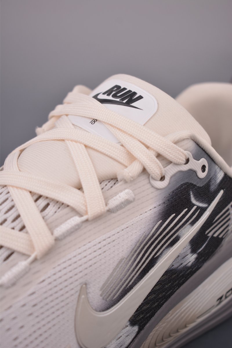 Nike Air Zoom Vomero 18 SE view