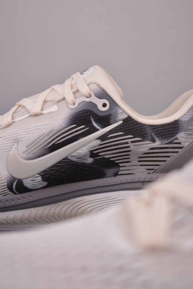 Nike Air Zoom Vomero 18 SE view