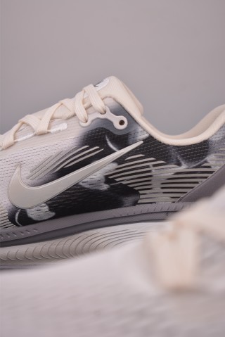 Nike Air Zoom Vomero 18 SE view 8