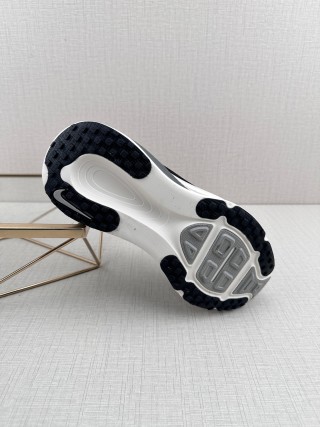 Nike Vomero 18 ReactX view 6