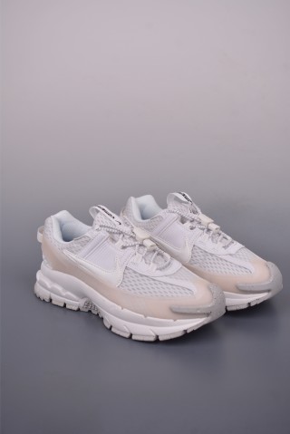 Nike Zoom Vomero Roam 5 view 1