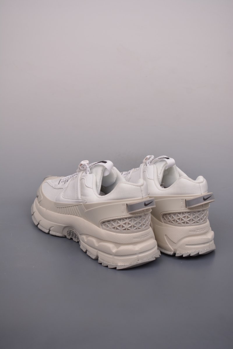 Nike Zoom Vomero Roam 5 view