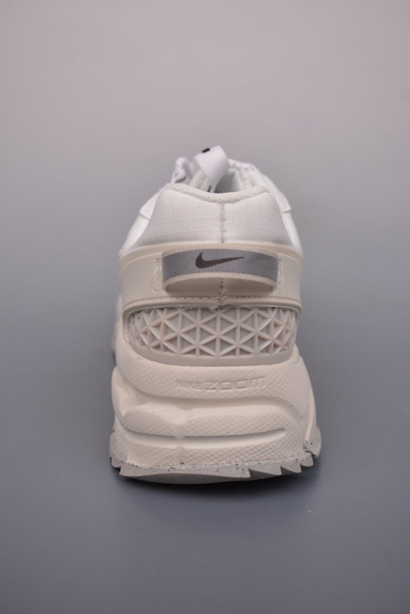 Nike Zoom Vomero Roam 5 view