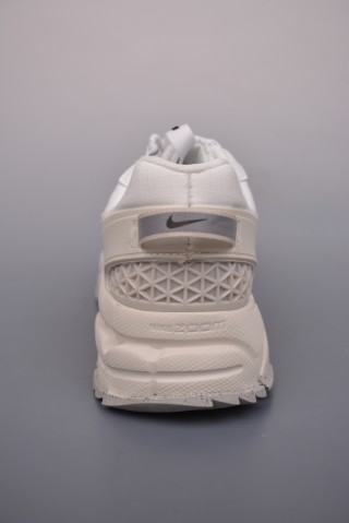 Nike Zoom Vomero Roam 5 view 4