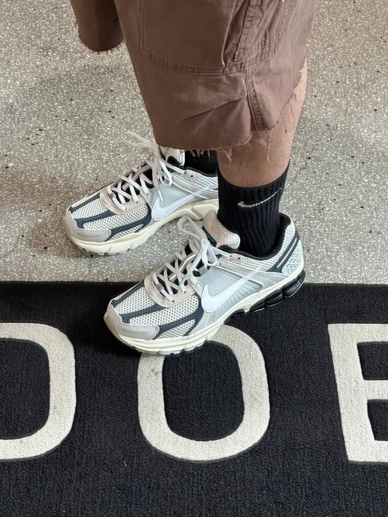 Nike Zoom Vomero 5 SP view