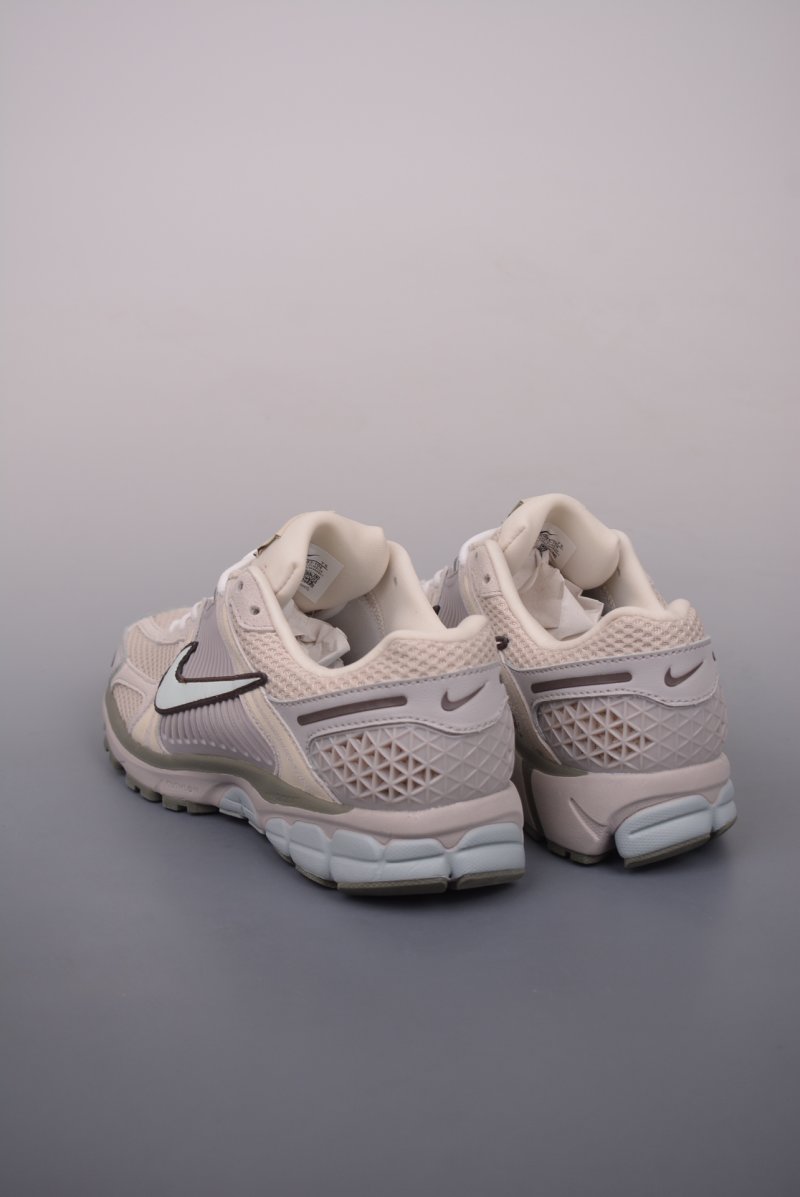 Nike Zoom Vomero 5 SP 'Black / Silver' view