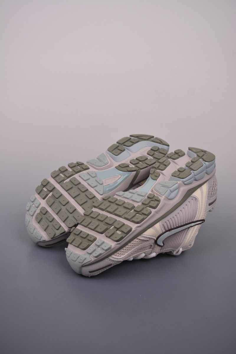 Nike Zoom Vomero 5 SP 'Black / Silver' view