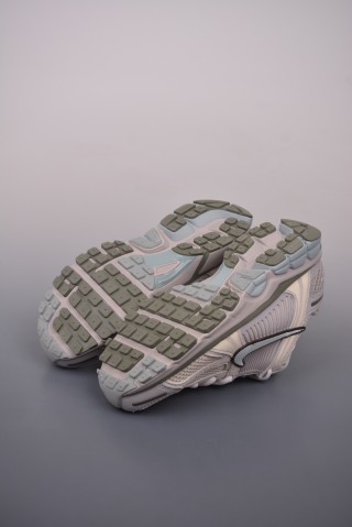 Nike Zoom Vomero 5 SP 'Black / Silver' view 3