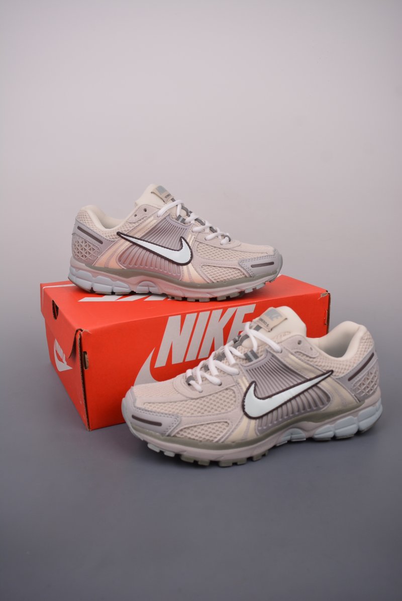 Nike Zoom Vomero 5 SP 'Black / Silver' view