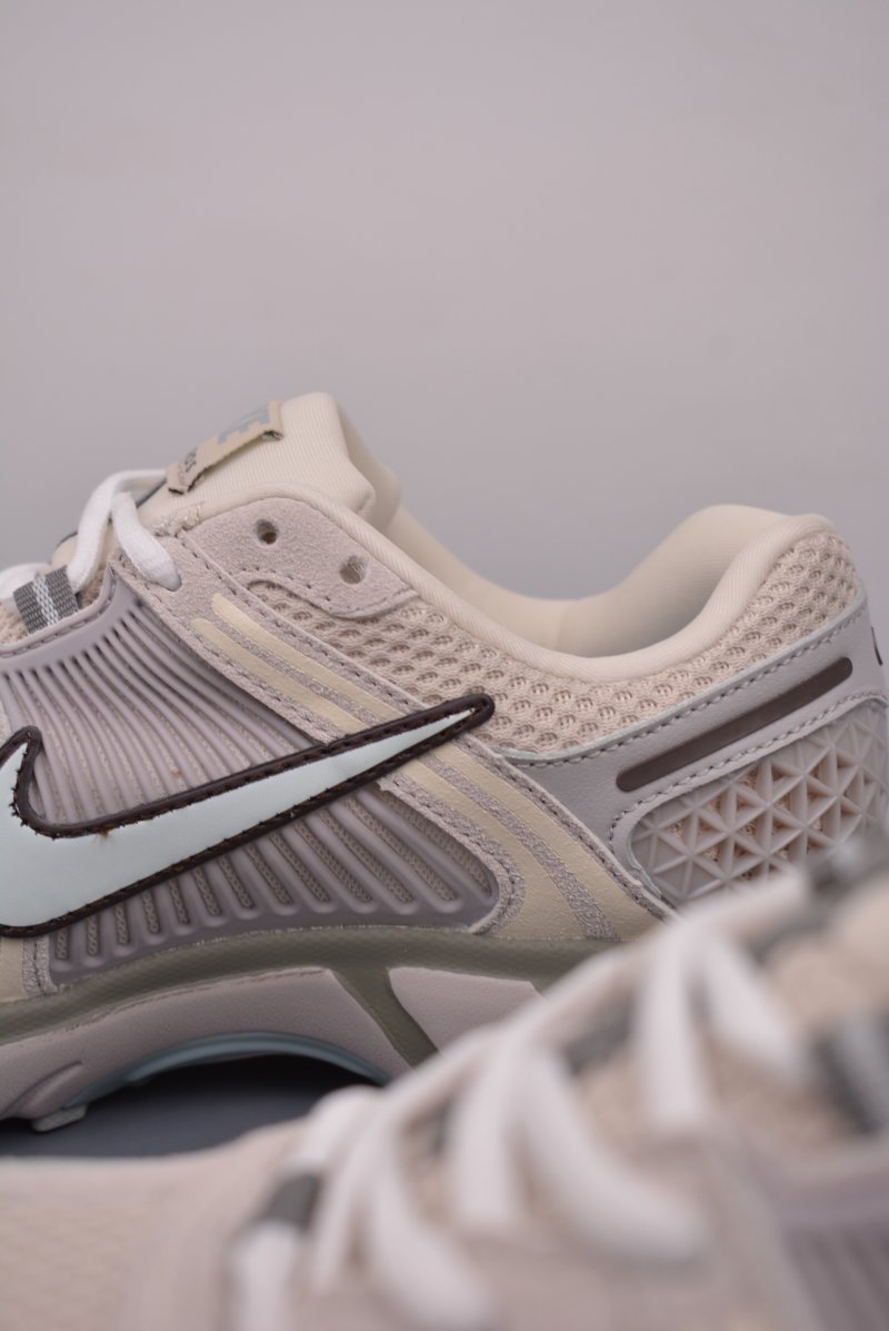 Nike Zoom Vomero 5 SP 'Black / Silver' view