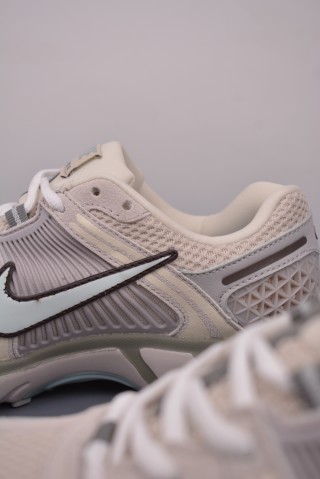 Nike Zoom Vomero 5 SP 'Black / Silver' view 8