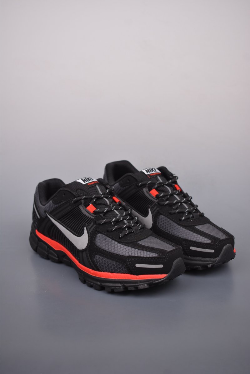 Nike Zoom Vomero 5 SP 'Black / Silver' view